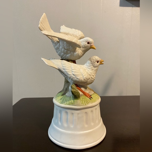 Vintage Sanyo turtle doves porcelain bisque musical rotating piece - Picture 3 of 10